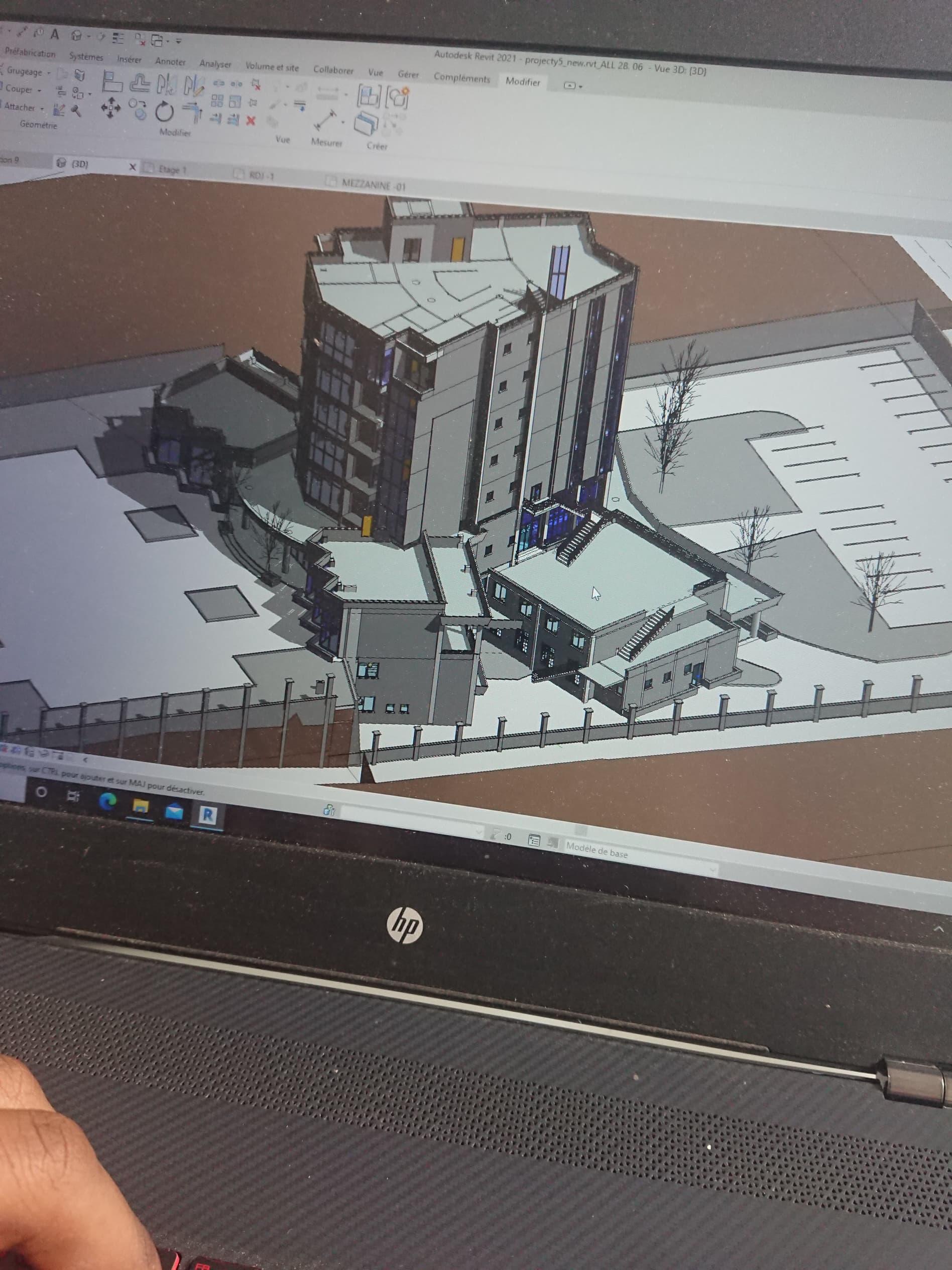Maquette Revit d'un ensemble architectural affichée sur ordinateur
