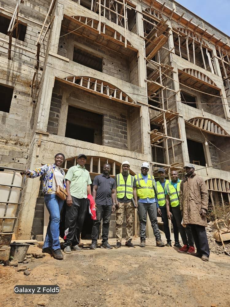Équipe AGES-CAM devant un immeuble R+3 en finition à Bandjoun, Cameroun
