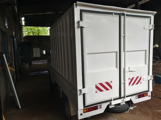 Vue arrière d'une caisse métallique utilitaire avec portes renforcées