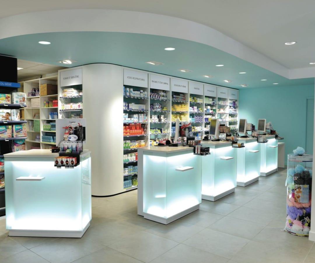 Plan d'agencement officinal avec comptoirs, rayonnages et parcours client