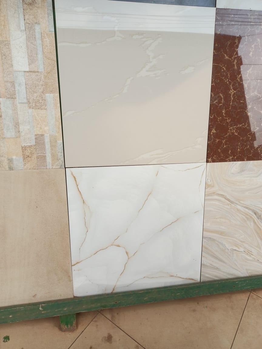 Présentoir de carreaux importés avec finitions pierre, marbre et décor
