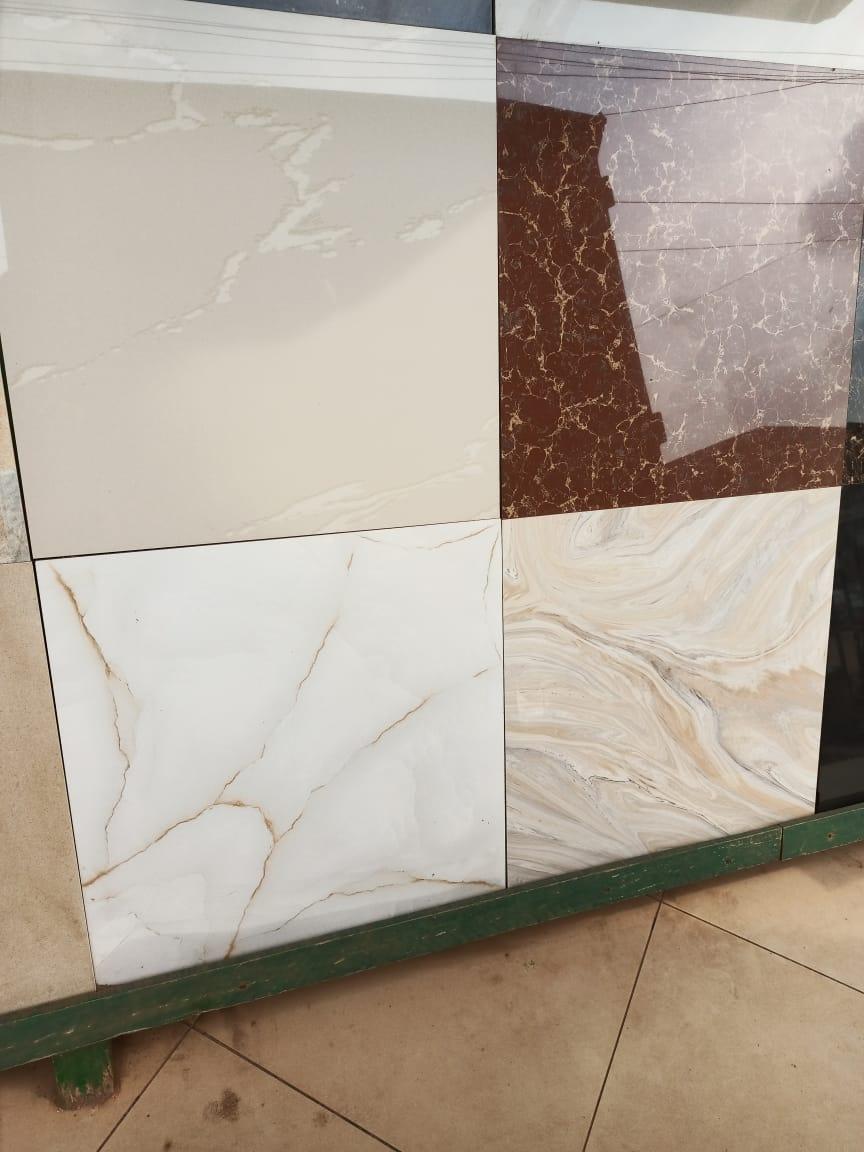 Échantillons de carreaux effet marbre et revêtements muraux