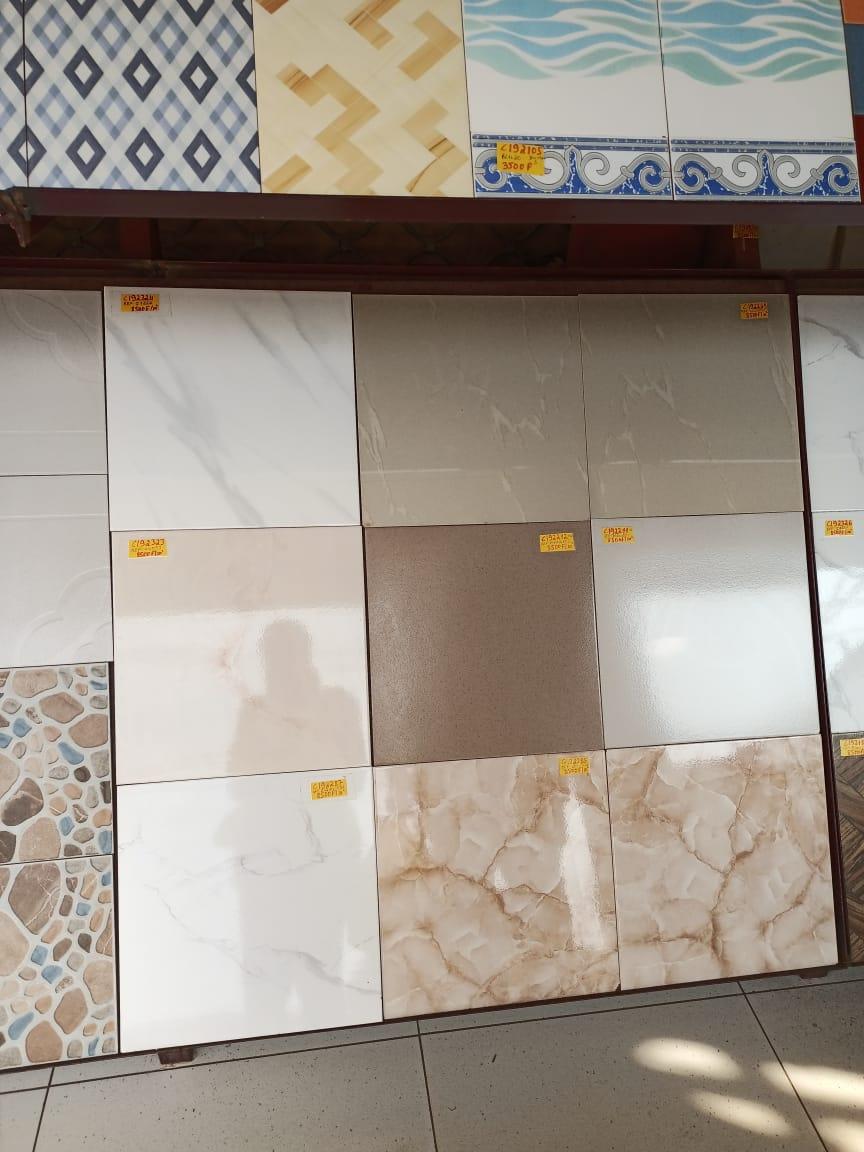 Variété de carreaux importés pour sols et murs